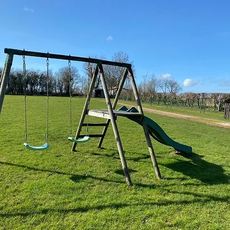 Hébergement de vacances 3 Self-contained With Pool And Games Saint-Georges-de-Noisné