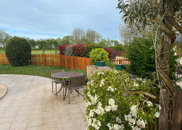 3 Self-contained With Pool And Games Saint-Georges-de-Noisné